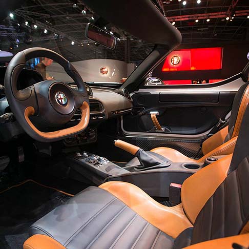 Alfa Romeo - Al salone di Parigi non mancano le versioni prestazionali Quadrifoglio Verde dei modelli Alfa Romeo Giulietta e MiTo, che rendono omaggio alla storia del Quadrifoglio Verde, il simbolo che dal 1923 identifica le più performanti realizzazioni firmate Alfa width=