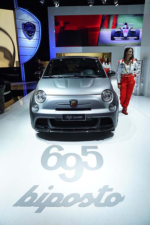 Lancia - La Abarth 695 biposto, presentata recentemente a Ginevra, è ordinabile da giugno al prezzo di partenza di 39.000 euro.  width=