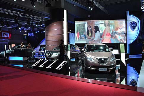 Lancia - La special edition Ypsilon ELLE è la massima espressione dell’eleganza di Lancia, e si presenta con vernici, materiali, tessuti e rifiniture pregiate che si ispirano al mondo della moda. width=