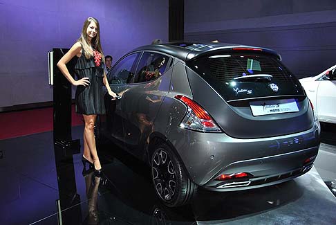 Lancia - Completa lo stand di Lancia la versione speciale Ypsilon MOMODESIGN che nasce dalla collaborazione tra due marchi italiani noti per aver contribuito allo sviluppo del design. width=