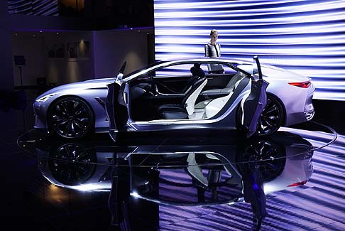 Infiniti - Anche a bordo non mancano novità di assoluto rilievo. Qui, il conducente e i passeggeri possono accedere a quattro sedili individuali attraverso portiere dall’apertura ad armadio.  width=