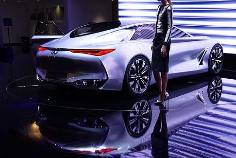 Infiniti - Ciascun passeggero seduto dietro può utilizzare uno schermo touch posizionato sul retro del sedile anteriore per accedere ai contenuti del pacchetto di intrattenimento disponibile a bordo. width=