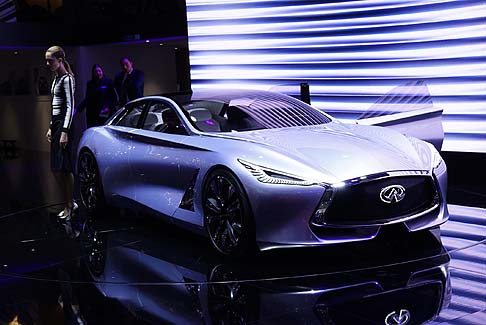 Infiniti - La Q80 Inspiration vanta prestazioni inaspettate grazie ai 550 CV erogati dal sistema ibrido composto da un V6 biturbo ridimensionato da 3,3 litri e da un motore elettrico. width=