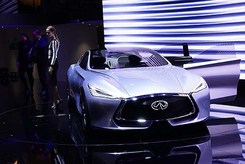 Infiniti - La Q80 Inspiration anticipa la filosofia aziendale circa la tecnologia di guida autonoma, che secondo la Casa dovrebbe supportare il conducente e non limitarlo. width=