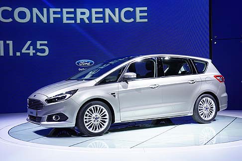 Ford - Con la nuova Ford S-MAX debutta in Europa il nuovo sterzo adattivo Ford (Adaptive Steering), una tecnologia che varia il rapporto dello sterzo in base alle condizioni di guida.  width=