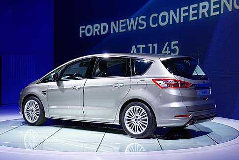 Ford - A bordo della nuova S-MAX è disponibile il portellone ad apertura e chiusura automatica senza mani (Hands-Free Liftgate) e il SYNC 2. width=