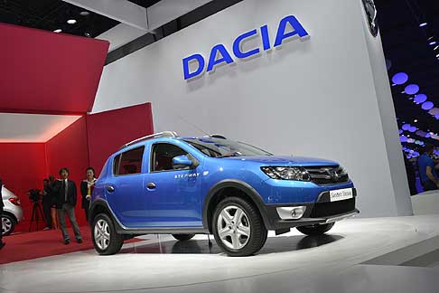Dacia -  Febbre di rinnovamento in Casa Dacia, che presenta a Parigi i modelli di punta della sua gamma, ma in una veste più contemporanea, pur conservando il DNA tipico del marchio.  width=