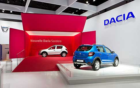 Dacia - Con il suo nuovo frontale e i fendinebbia e il paraurti bicolore, i cerchi da 6 pollici Flexwheels, e la vernice metallizzata esclusiva Blu Azurite, Nuova Sandero Stepway mostra una personalità più spiccata. width=