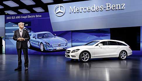 Mercedes-Benz - Mercedes-Benz at the Mondial de l’Automobile 2012 in Paris: Dr. Dieter Zetsche, Chairman of the Daimler Board of Management and Head of Mercedes-Benz Cars with the new CLS Shooting Brake width=