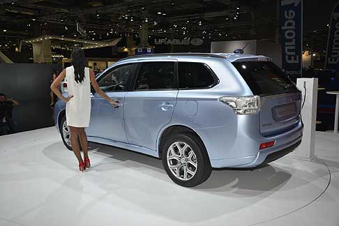 Mitsubishi - Il veicolo garantisce lo stesso spazio interno e lo stesso volume di carico dell’Outlander “tradizionale” e si avvale di un’ architettura di propulsione EV con due motori elettrici. width=