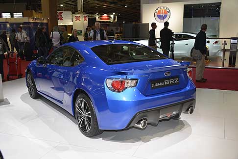 Subaru - La visibilità è stata migliorata grazie alla ottimizzazione della forma e l'angolo del montante e con il montaggio di una finestra laterale anteriore, per una guida in totale sicurezza. width=