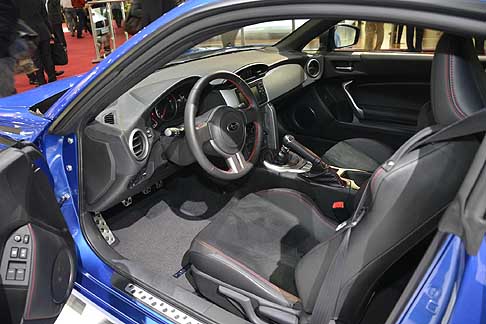 Subaru - La vettura è equipaggiata con cerchi in lega da 17 pollici, un differenziale a slittamento limitato, ESP, climatizzatore bizona, specchietti ripiegabili elettronicamente, cruise control, volante in pelle, e sei altoparlanti con connessione iPod. width=