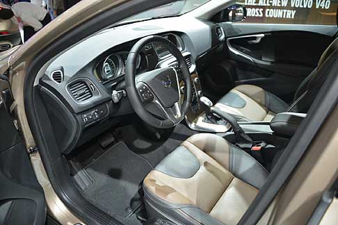Volvo - La V40 Cross Country offre agli automobilisti il giusto grado di versatilità. Lo schienale del sedile posteriore abbattibile in due parti, 40/60 e può essere ripiegato con facilità. width=