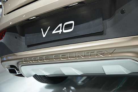 Volvo - La V40 Cross Country vanta dinamiche di guida d'eccellenza, con trazione integrale disponibile sull'unità T5 turbo a benzina.  width=