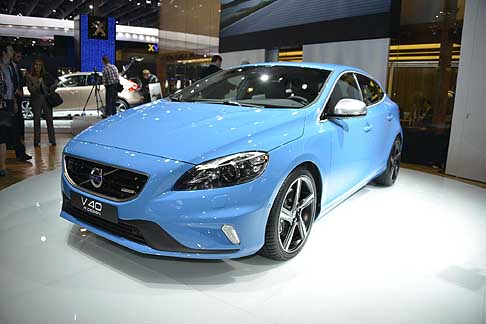 Volvo - Lanciata nella tonalità Rebel Blue, la nuova Volvo V40 R-Design esprime uno stile dinamico. width=