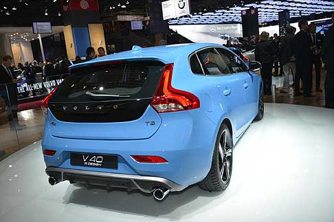 Volvo - La R-Design può essere abbinata a tutti i propulsori disponibili per la nuova Volvo V40, dall'unità D2 diesel da 115 CV al motore T5 turbo benzina ad alte prestazioni da 254 CV. width=