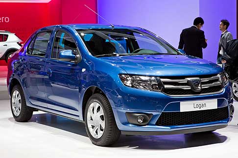 Dacia - In dettaglio, con la nuova identità estetica del brand, il design esterno di Nuova Logan diventa più dinamico, con un profilo posteriore più fluido. width=
