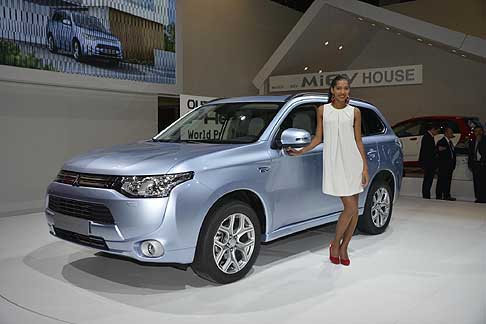 Mitsubishi - Il costruttore nipponico presenta in anteprima il nuovo Outlander Plug-in Hybrid EV (PHEV), il primo modello concepito come veicolo predisposto sia per la propulsione ICE che per quella PHEV.  width=