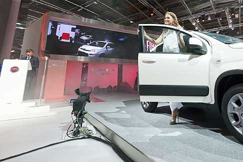 Fiat - Al Salone di PArigi 2012 Giusy Buscemi e Fiat Panda Miss Italia 2012 incontra Miss Europa width=