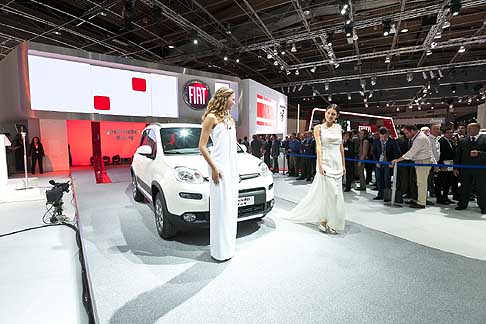 Fiat - Miss Italia Giusy Buscemi e Fiat Panda 4x4 si incontra con Miss Europa al Paris Motorshow 2012 width=