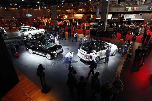 Land Rover - Stand Land Rover con i suoi fuoristrada al Parigi Motor Show 2012 width=