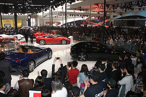 Ferrari - La F12berlinetta rappresenta il modello stradale più potente di sempre, grazie all’inedito V12 e all’architettura transaxle evoluta ed equipaggiata con componenti e controlli all’avanguardia.  width=
