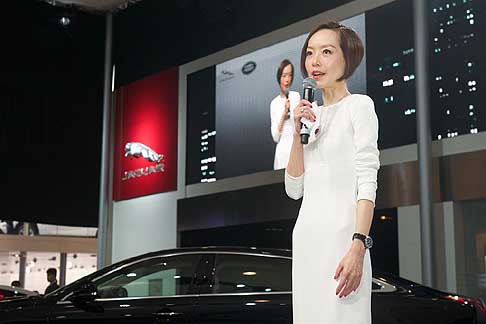 Jaguar - Chen Lu Yu presenta il modello super lusso del marchio Jaguar sbarca proprio a Pechino per imporsi su un mercato che pone notevole attenzione a lusso e comodità all´Auto China 2012 width=