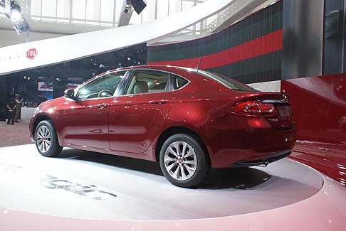 Fiat - 12esimo Salone dell’Auto di Pechino, si tratta del primo modello progettato in comune da Fiat e Chrysler. Il nome, tradotto in italiano, è Fiat Viaggio, in cinese diventa Fei Xiang width=