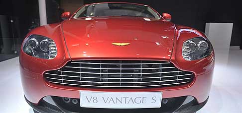 Aston Martin - Supercar Aston Martin V8 Vantage S ispirata al rosso fuoco del Dragone al Beijing Auto Show width=