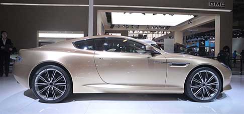 Aston Martin - La super sportiva Aston Martin V8 Vantage da 490 cavalli, che raggiunge una velocità di 295 Km/h width=