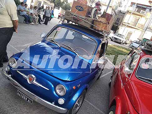 Auto Classic Tour - Abarth 500 retro portapacchi da viaggio vintage in bella mostra a Piazza Giuseppe Garibaldi di Acquaviva delle Fonti - Bari. Evento itinerante Le Perle del Sud 2025