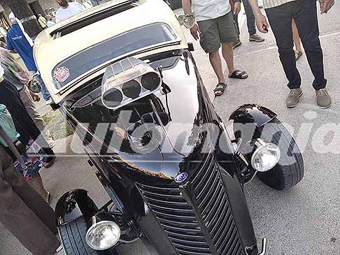Auto Classic Tour - Ford Popular Saloon spettacolare calandra Hot Rod spettacolare auto storica esposte a Piazza Giuseppe Garibaldi di Acquaviva delle Fonti - Bari. Manifestazione itinerante Le Perle del Sud 2025