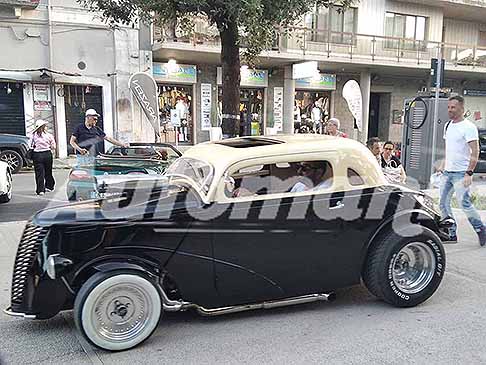 Auto Classic Tour - Hot Rod Ford Popular Saloon del 1952 spettacolare esposta in Piazza Garibaldi ad Acquaviva delle Fonti - Bari evento Le Perle del Sud edizione 2025