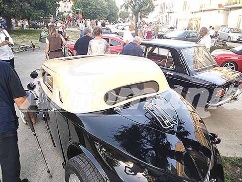 Auto Classic Tour - Hot Rod Ford Popular Saloon esposta in bella mostra a Piazza Giuseppe Garibaldi di Acquaviva delle Fonti - Bari. Evento itinerante Le Perle del Sud 2025