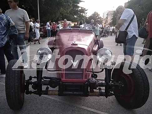 Auto Classic Tour - Kadison Kelson Volk 2S anni 50 vintage cars in bella mostra in Piazza Giuseppe Garibaldi di Acquaviva delle Fonti - Bari. Manifestazione itinerante Le Perle del Sud 2025 - Auto Classic Tour