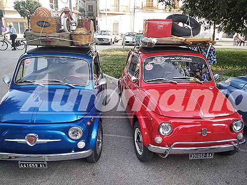 Auto Classic Tour - Fiat 500 e Abarth 500 blu vintage cars esposte a Piazza Giuseppe Garibaldi di Acquaviva delle Fonti - Bari. Manifestazione itinerante Le Perle del Sud 2025