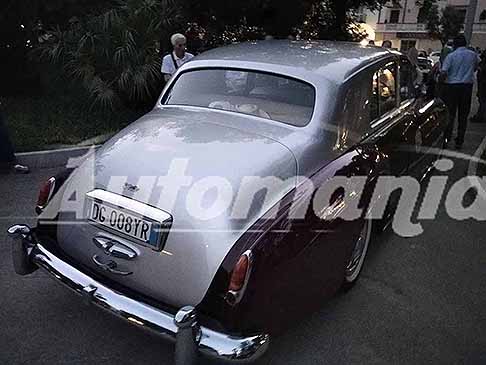 Auto Classic Tour - Rolls-Royce retrotreno vettura di lusso esposta in Piazza Garibaldi ad Acquaviva delle Fonti - Bari evento Le Perle del Sud 2025
