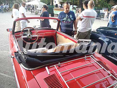 Auto Classic Tour - Vintage Cars cabriolet Auto Classic Tour in bella mostra a Piazza Giuseppe Garibaldi di Acquaviva delle Fonti - Bari. Evento itinerante Le Perle del Sud 2025