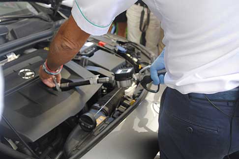 Petronas Syntium con tecnologia CoolTech - Video primo cambio d´olio effettuato su una Mercedes