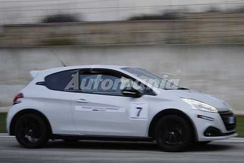 Peugeot Driving Experience 2016 - Peugeot 208 Gti by Peugeot Sport in corsa al Peugeot Driving Experience all´Autodromo del Levante