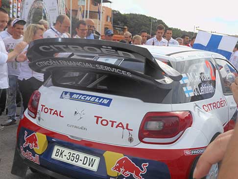 Rally WRC - Posteriore della Citroen sposorizzata Red Bull di Mikko Hirvonen sul traguardo del Rally WRC in Sardegna. Foto by Automania width=