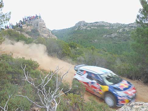 Rally WRC - La Citroen di Mikko Hirvonen sul tracciato rally del WRC in Sardegna. Foto by Automania width=