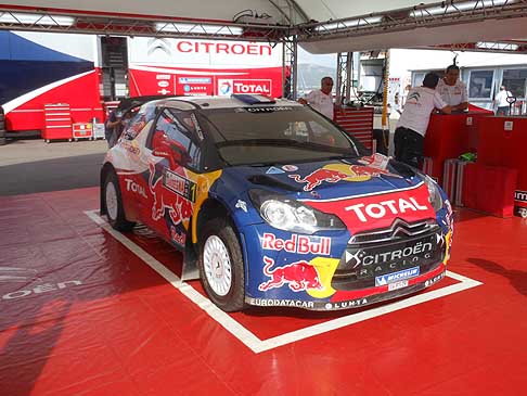 Rally WRC - La vettura di Sebastien Loeb che si è ritirata, già appagato della vittoria del tittolo Rally WRC 2012. Foto by Automania width=