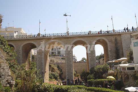 Tuffi alta quota Polignano a Mare - Polignano a Mare Ponte Lama Monachile e sorvolo dell´elicottero al Red Bull Cliff Diving Words Siries 2016