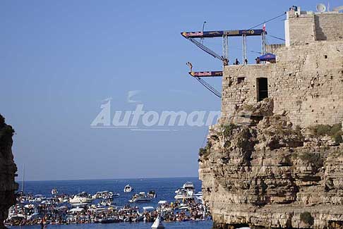 Tuffi alta quota Polignano a Mare - tuffi acrabatici femminili a Polignano al Red Bull Cliff Diving 2016