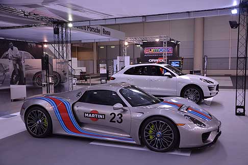 Porsche - La Porsche 918 Spyder livrea Martini è una supercar ibrida plug-in vanta 770 CV di potenza massima.  width=