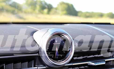 Maserati - Maserati Grecale Trofeo dettaglio orologio con il marchio del tridente. Scopri gli interni della Maserati Grecale Trofeo. Guarda le Foto!