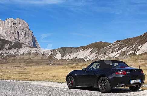 Mazda - Mazda MX-5 Skyactive G roadster test drive tra i tornanti del Gran Sasso. Prova su strada ella Mazda MX-5 tra i tornanti. Guarda le Foto!