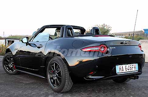 Mazda - Mazda MX-5 Skyactive G posteriore della roadster testata tra i tornanti montuosi. Test Drive della Mazda MX-5. Ecco le Foto!