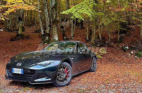 Mazda - Mazda MX-5 Skyactive G roadster Test drive fatto su strade di montagna prova da Pollini Lorenzo. Prova su strade della Mazda MX-5 tra i tornanti del Gran Sasso. Guarda le Foto esclusive di Automania.it!